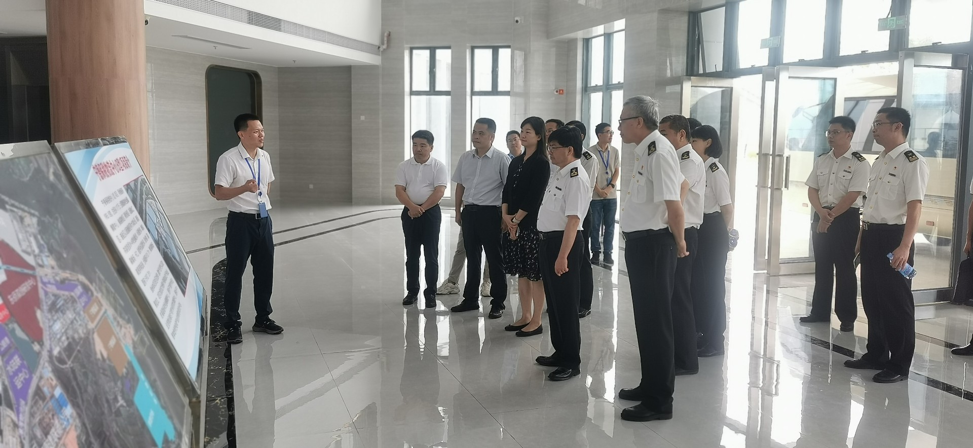 海關(guān)總署自貿(mào)司司長潘城一行蒞臨寧德國際物流中心項(xiàng)目調(diào)研，周桂芳拍攝1.jpg